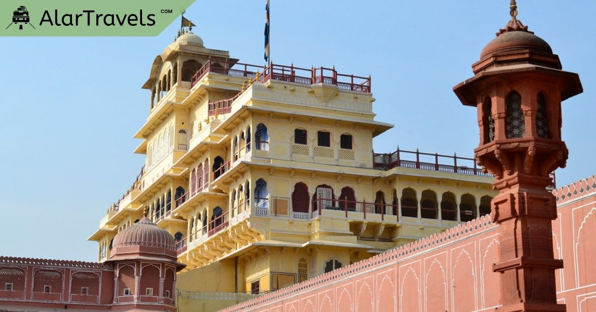 10 Romantic & Affordable Weekend Getaways for Couples 11 A large building with a clock tower in Jaipur - perfect for weekend getaways for couples.
